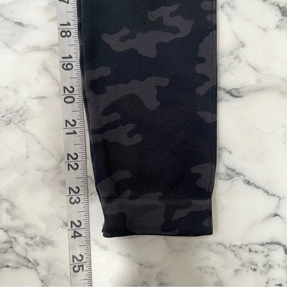 Spanx Look at Me Now Seamless Cropped Leggings Black Gray Camo Size Small - Picture 9 of 14